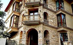 Monument Guesthouse